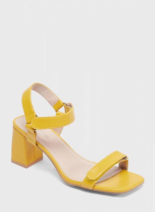 کفش صندل زنانه زرد برند shoexpress