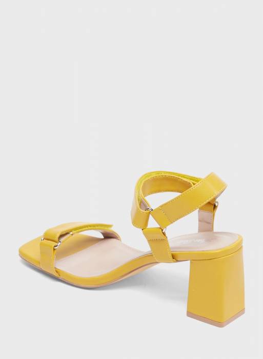 کفش صندل زنانه زرد برند shoexpress